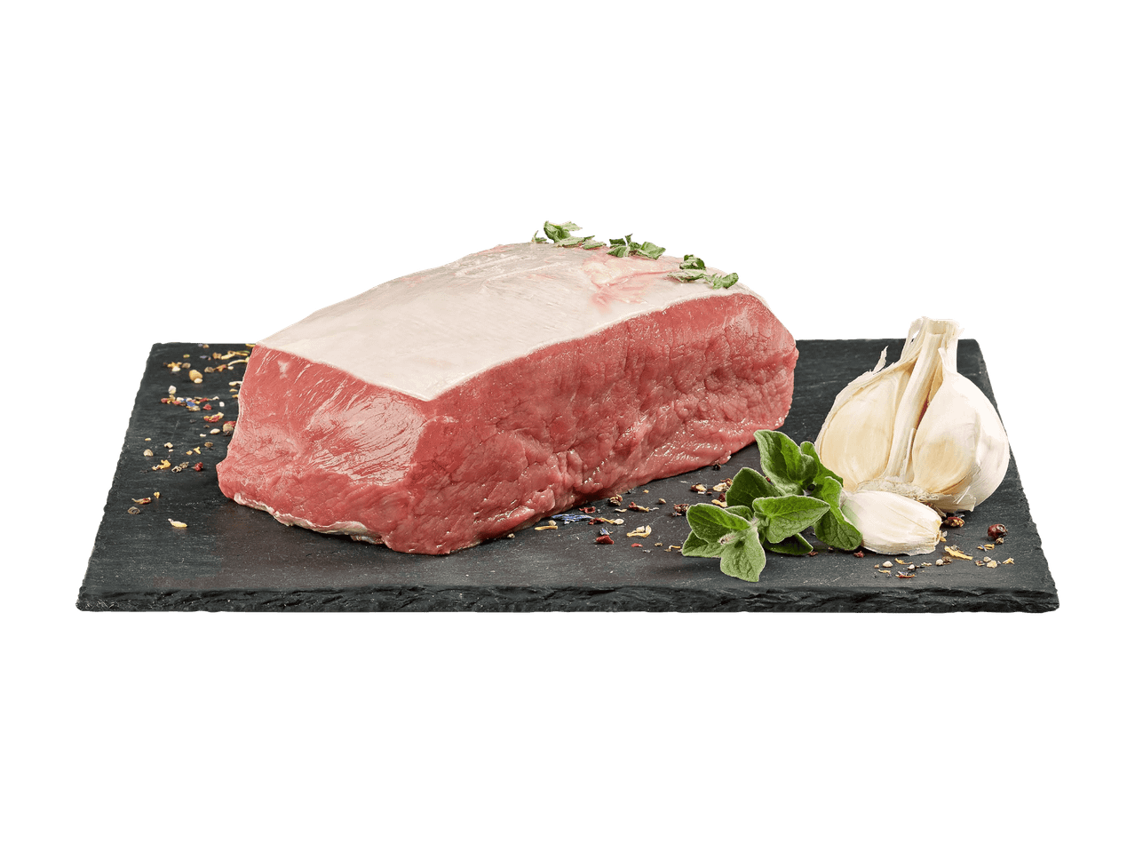Roher Schweinelachs auf einem Schieferbrett mit Knoblauch und Gewürzen.