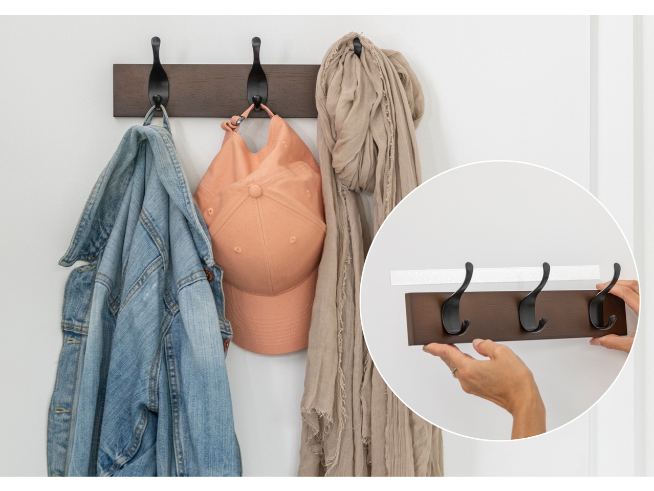 Jachetă de blugi, șapcă și eșarfă agățate de un cuier 3M, cu o inserție care arată instalarea.