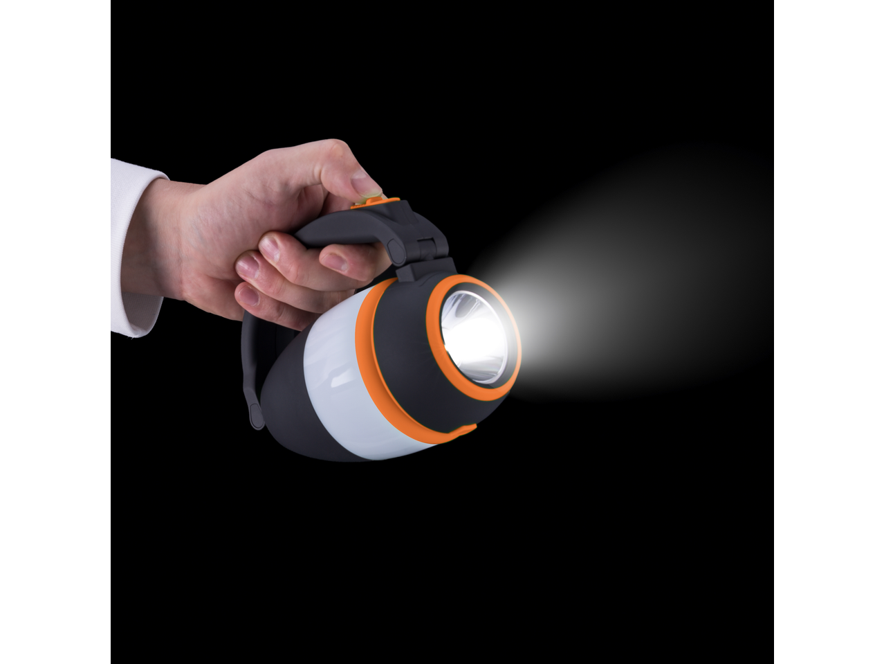 Mână ținând o lanternă CRIVIT cu un fascicul luminos pe un fundal negru.