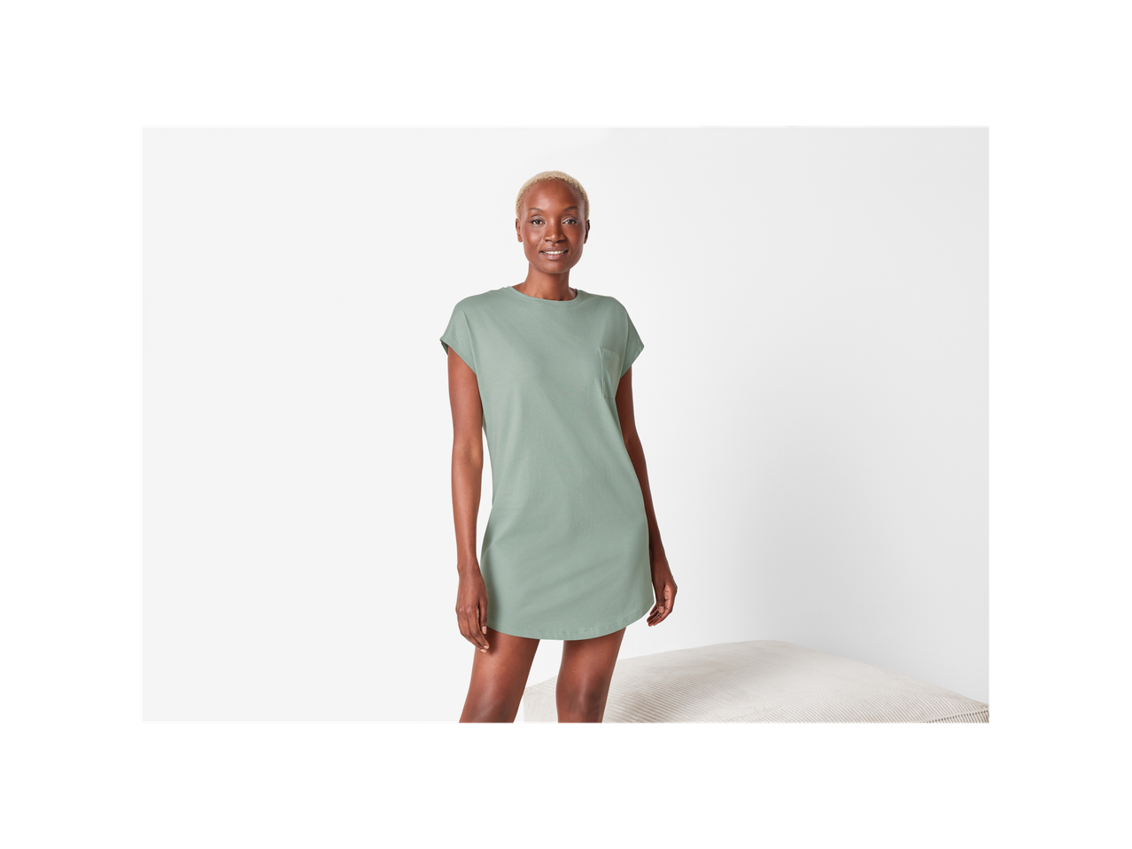 Model purtând o rochie scurtă verde mentă.