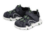 Ein Paar dunkelblaue Kindersandalen mit grünen Akzenten und weißer Sohle.