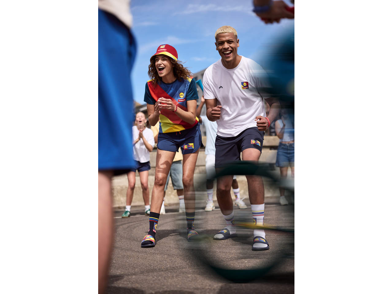 Oameni râzând în tricouri, pantaloni scurți, pălării tip pescar și șlapi Lidl Trek Crivit