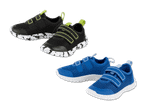 Zwei Paar Kinder-Sneaker: schwarz mit Camouflage-Sohle und blau mit weißen Akzenten.