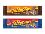 To pakker toffee-fyldte kiks med chokoladesmag, den ene med saltkaramel.