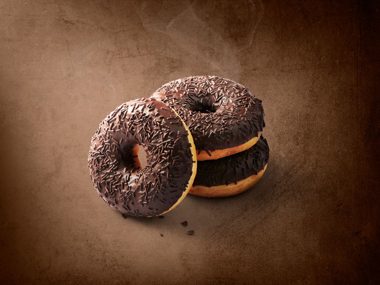 Pełny ekran: Donut czekoladowy z posypką - zdjęcie 1
