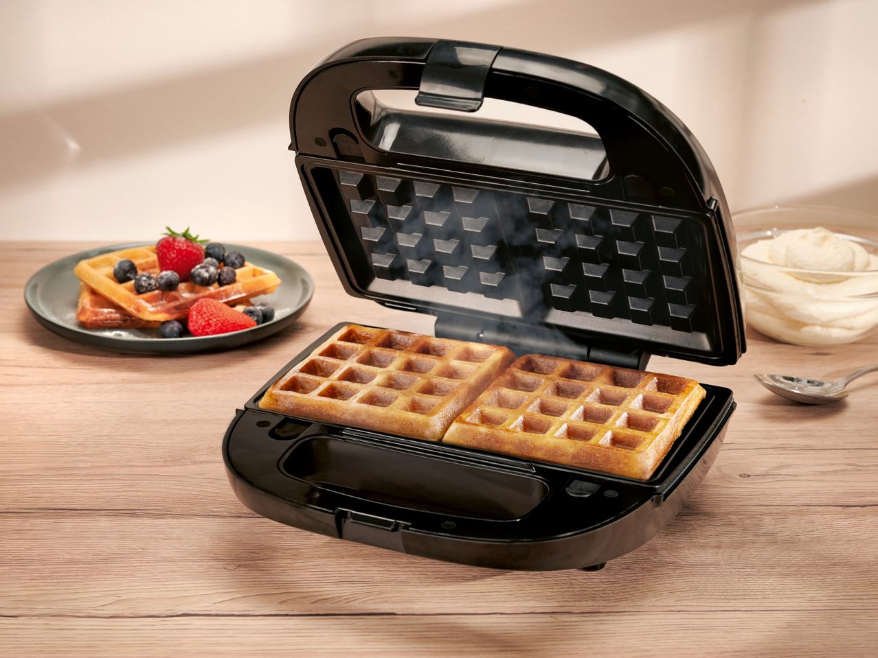На снимката е показано как се печат гофрети в 3 в 1 тостер Silvercrest® Kitchen Tools.