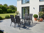 Conjunto de mesa e cadeiras de jardim LIVARNO num pátio moderno com relva verde.