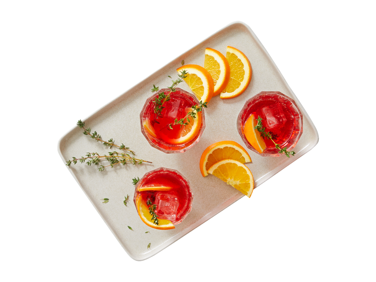 Quatro coquetéis Negroni com fatias de laranja e tomilho em uma bandeja.