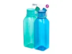 Due borracce di plastica, una verde acqua e una blu, con cannuccia.