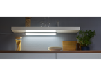 LED juostelė apšviečia modernų virtuvę.