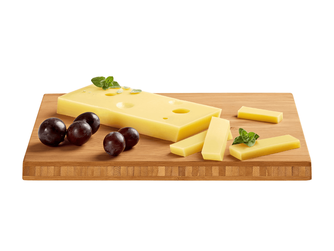 Blocco e pezzi di formaggio Emmental con uva e menta su un tagliere di legno.