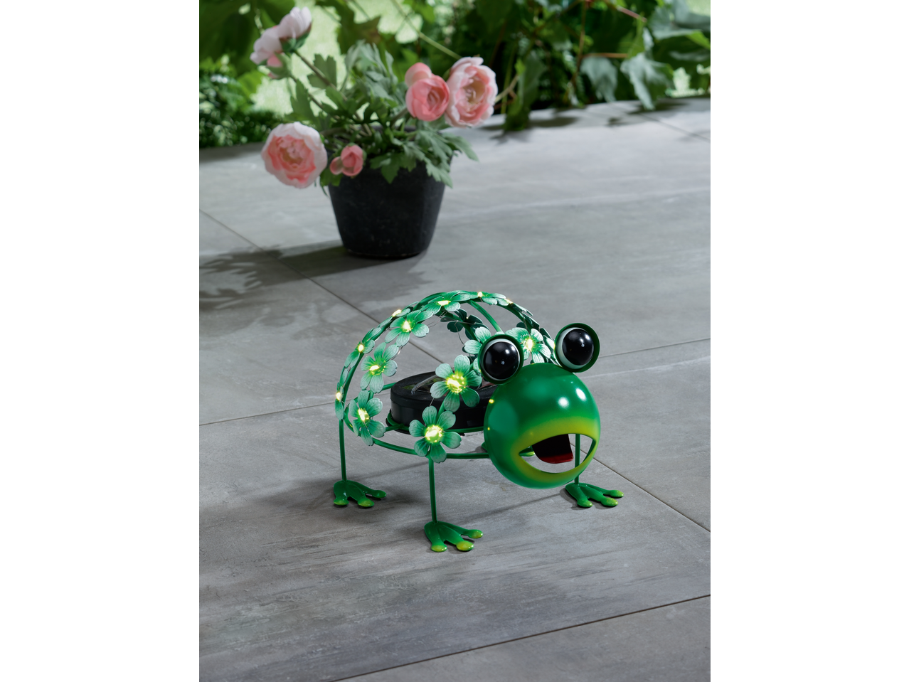 Decorațiune solară LED PARKSIDE în formă de broască cu flori iluminate, pe gresie gri