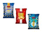 Tre poser chips: en blå med blandede snacks, en rød med bølgechips og en lyseblå med skruechips.