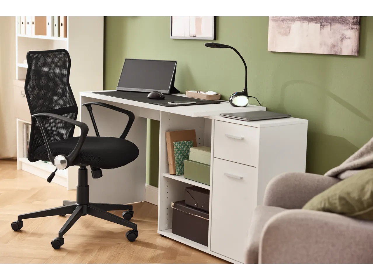 Secretária branca com cadeira de escritório preta e candeeiro de mesa LED LIVARNO.