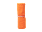 Toalha desportiva laranja enrolada com uma faixa elástica branca e vermelha.
