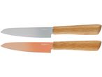 Due coltelli da cucina con manici in legno, uno con lama in acciaio inossidabile e l'altro con lama color rame.