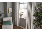 Cortinas Livarno® na sala de estar com poltrona e plantas.