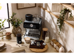 Râșniță de cafea SILVERCREST® și espressor cu spumă de lapte și boabe de cafea.