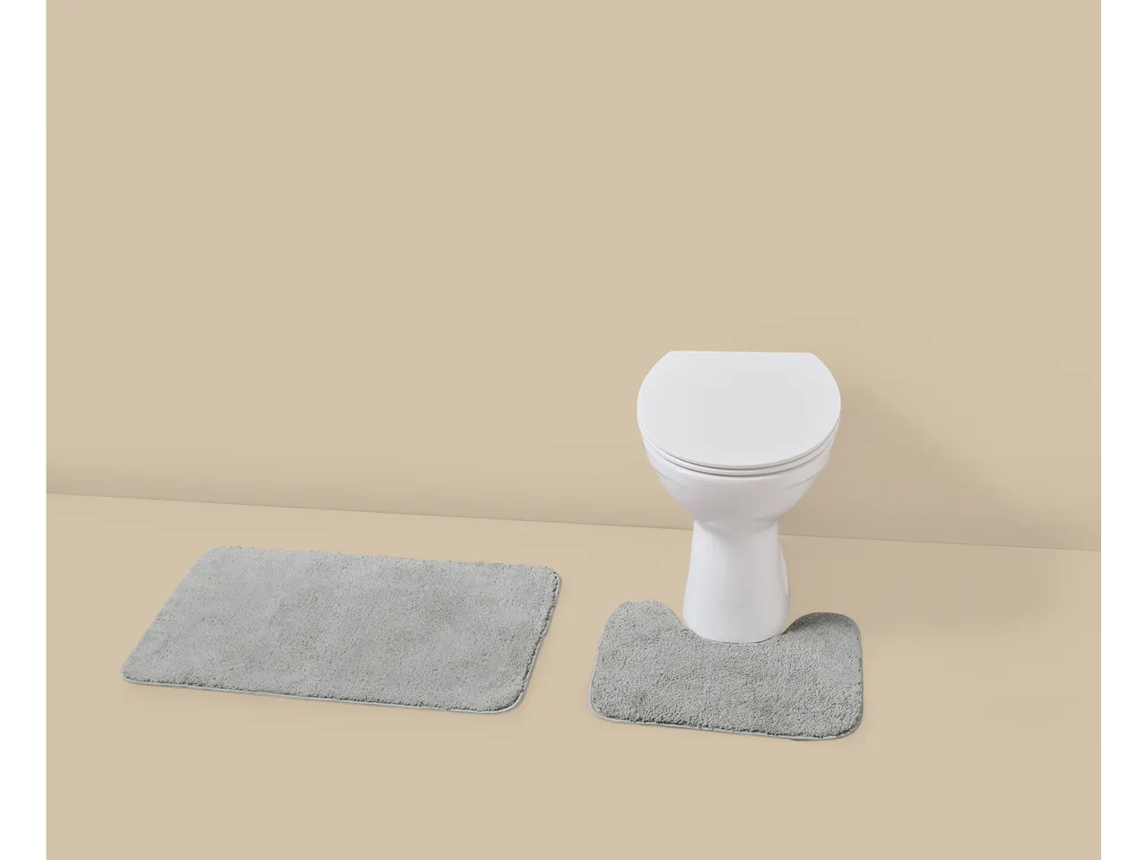 Set de covorașe de baie LIVARNO gri cu un covoraș dreptunghiular și unul pentru toaletă.