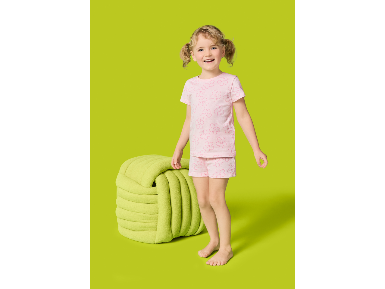 LUPILU pidžama za malu decu sa ružičastom majicom i šortsem sa cvećem.