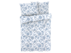 Спален комплект с флорални мотиви в синьо и бяло, включващ завивка и две калъфки за възглавници.