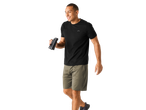 Camiseta e shorts esportivos com binóculos.