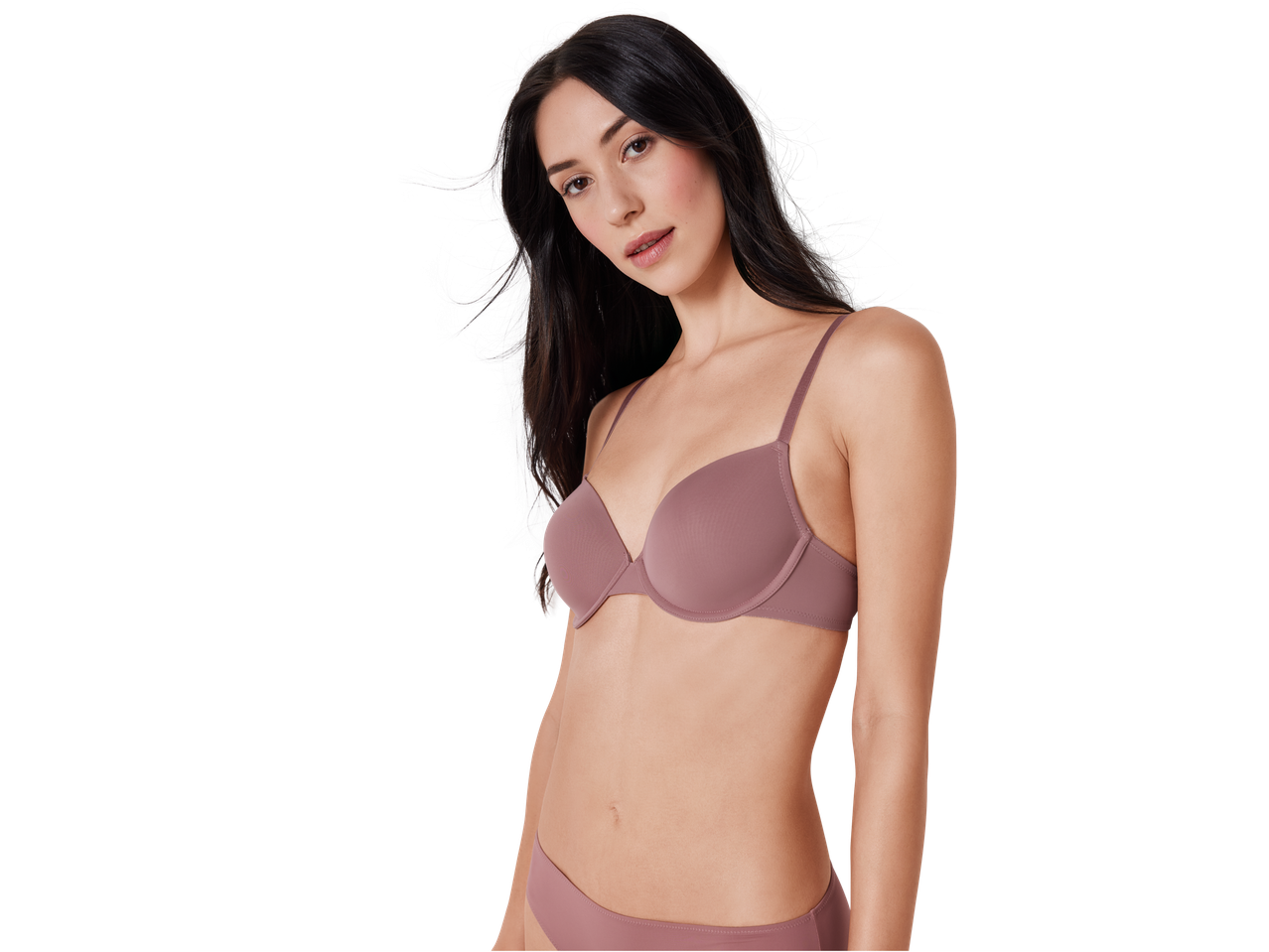 Modella con reggiseno e slip color malva.