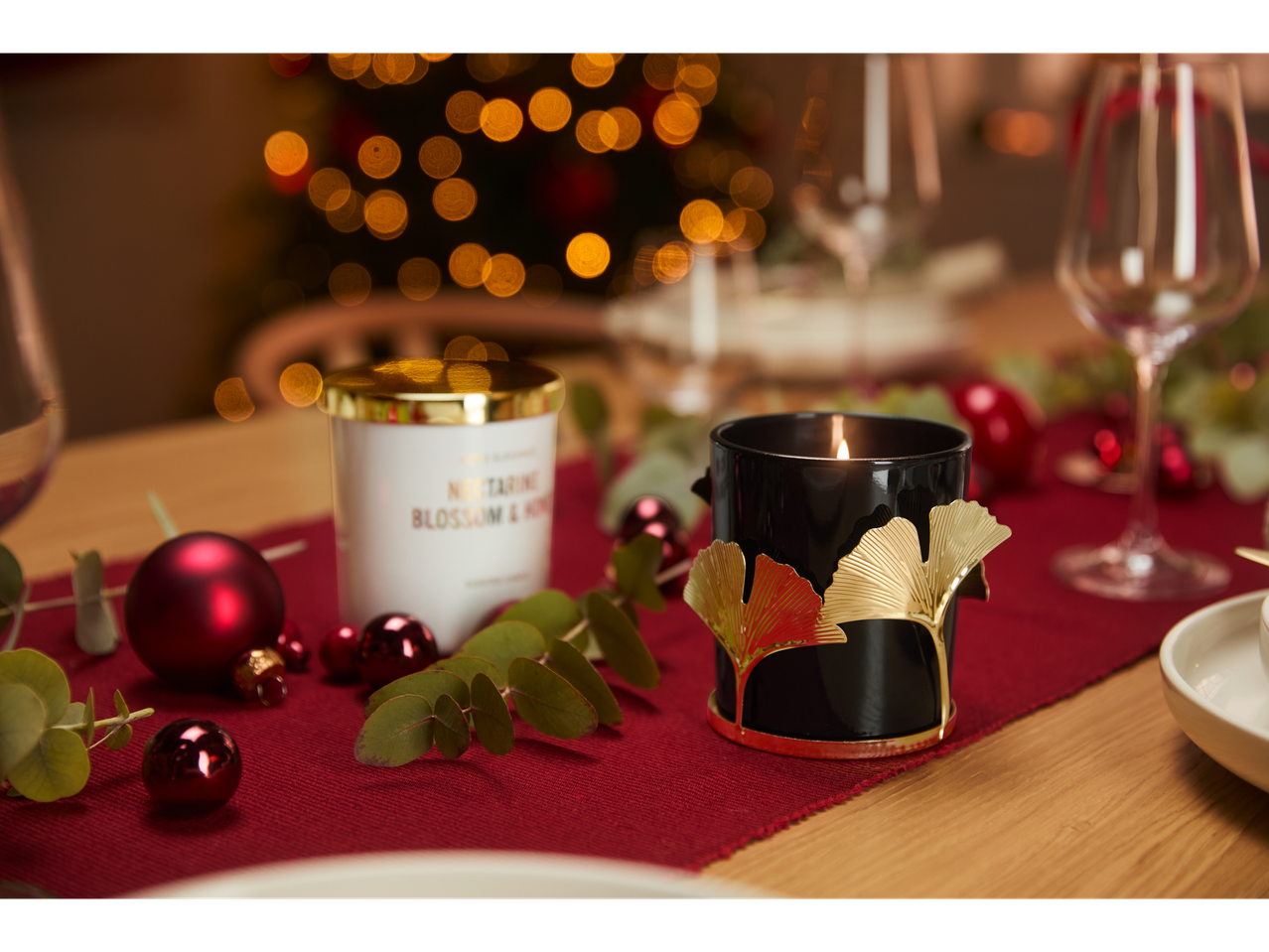 Livarno Home kvapnios žvakės ant Kalėdų stalo su dekoracijomis.