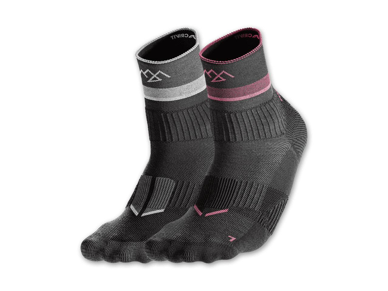 Zwei schwarze Socken mit weißen und pinken Streifen und Bergmotiven.