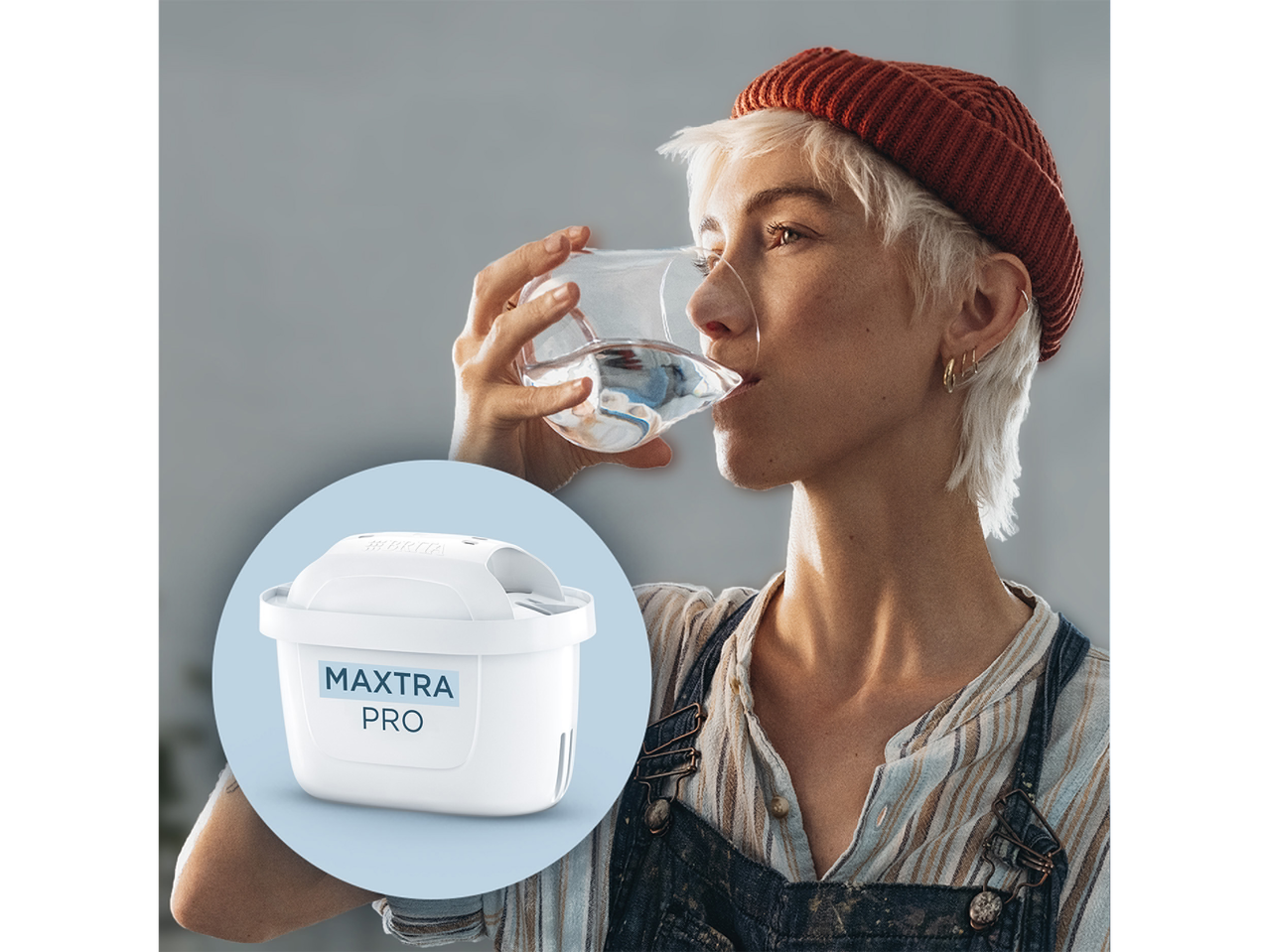 O femeie bea apă filtrată cu un filtru Brita Maxtra Pro.