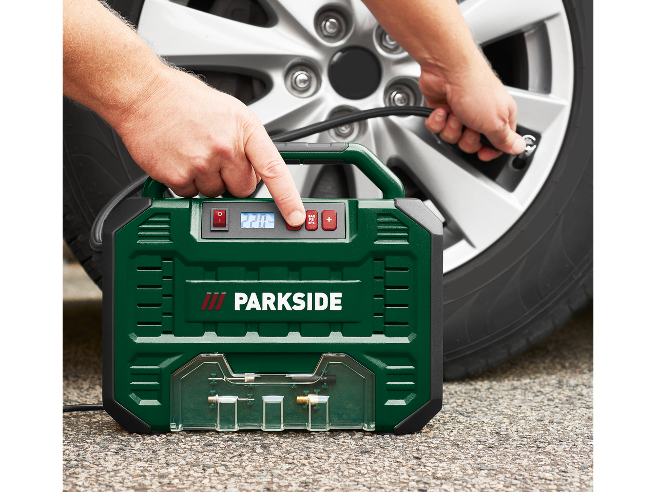 Compresor portabil PARKSIDE, cu afișaj digital, umflând o anvelopă de mașină