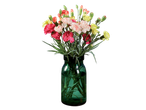 Buchet de garoafe multicolore într-o vază verde.