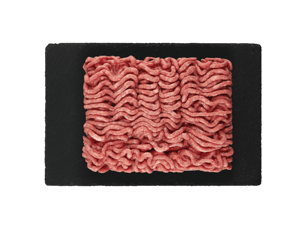 Jēla malta gaļa uz melna griešanas dēļa.