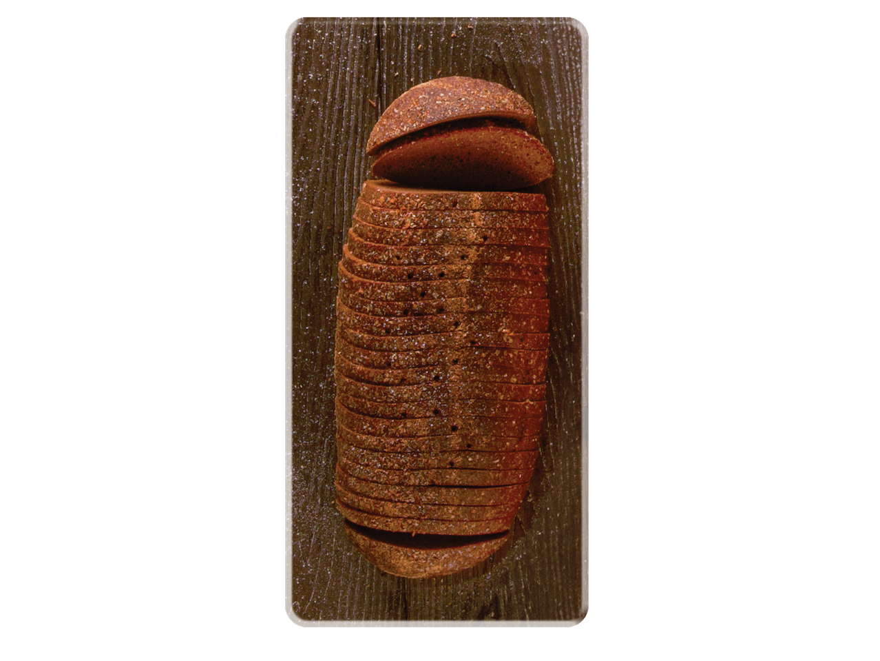 Ant medinės lentos supjaustyta tamsi duona.