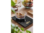 Silvercrest® kuhinjska vaga s posudom orašastih plodova, salatom i priborom na stolu