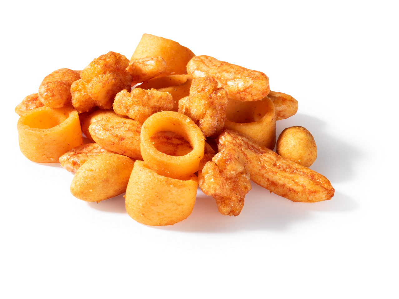 Een mix van oranje snacks, waaronder ringen, staafjes en andere vormen, op een donkere achtergrond.