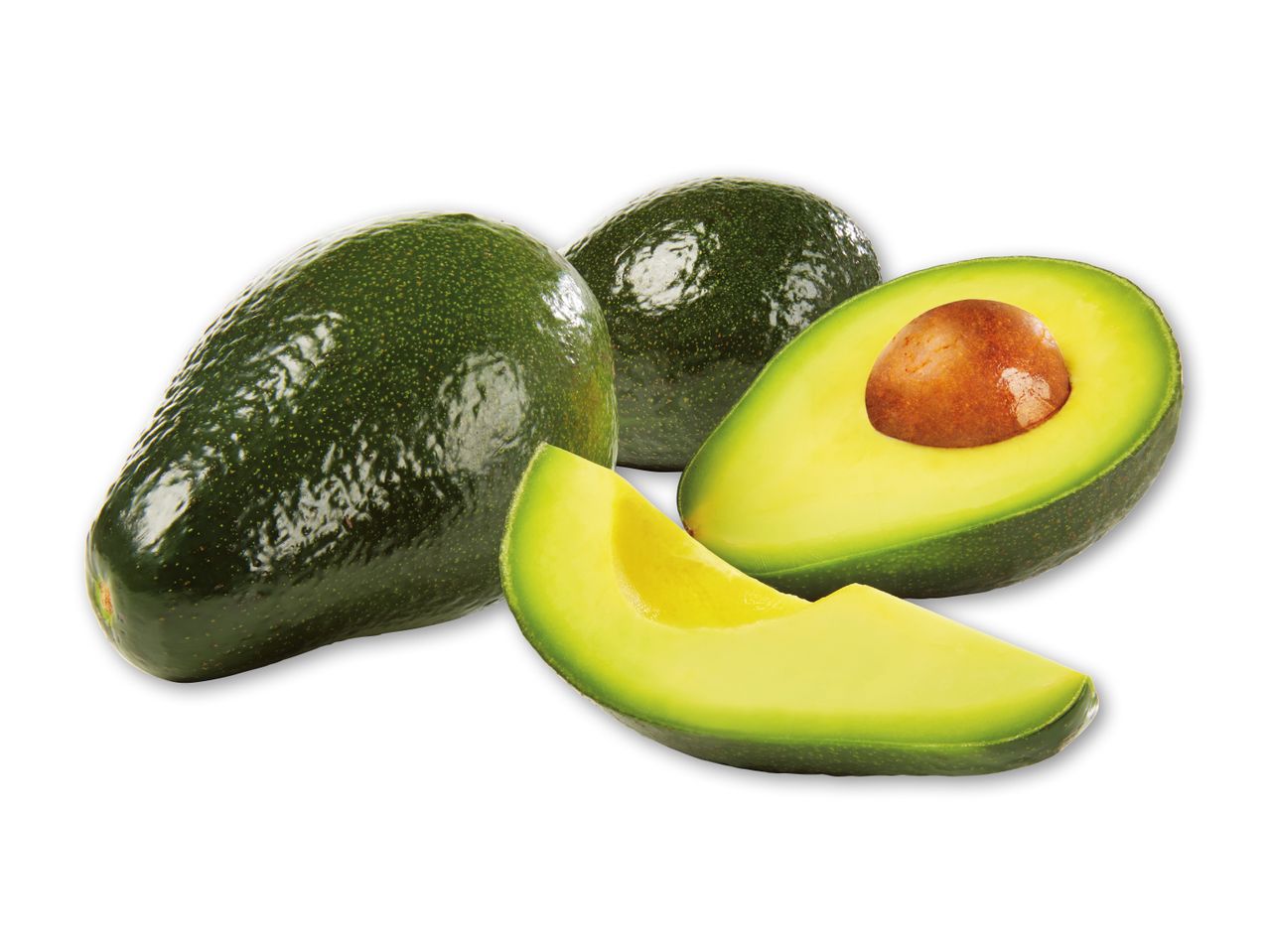 Hele og skåret avocado med kerne på hvid baggrund.