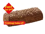 Et rugbrød med solsikkekerner, mærket 'Fast lav pris' og 'Friskbagt bake off'.