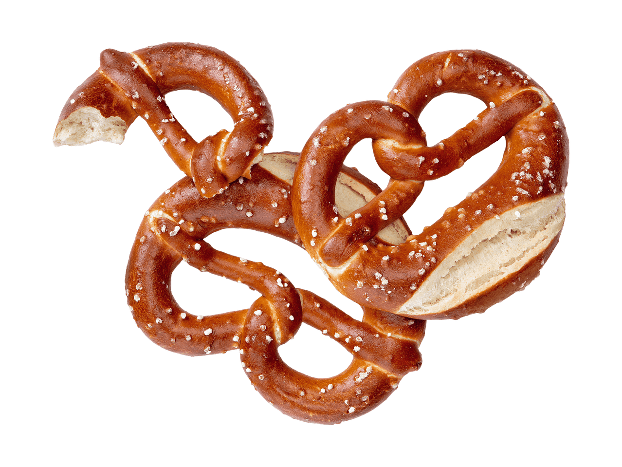 Drei Brezeln, eine davon angebissen, auf schwarzem Hintergrund.