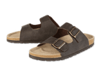 Ein Paar braune Birkenstock-Sandalen.