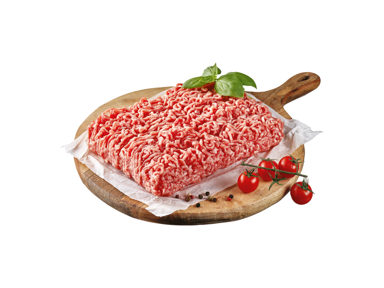 Mljeveno meso na dasci za rezanje s rajčicama i bosiljkom.