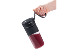 Mână ținând un blender portabil Silvercrest® pentru smoothie cu băutură roșie