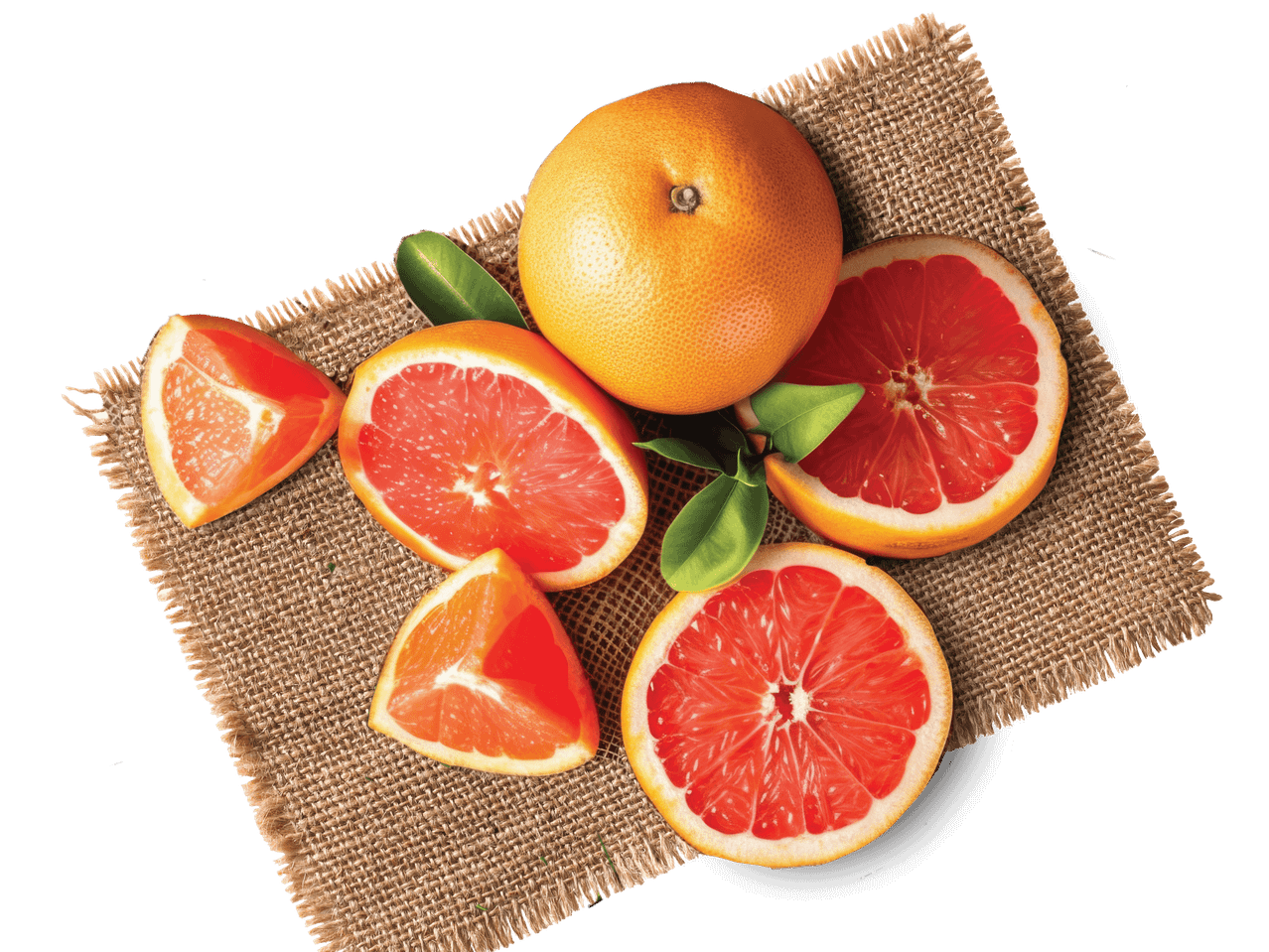 Rote Grapefruits, in Scheiben geschnitten, liegen auf einem Holzbrett.