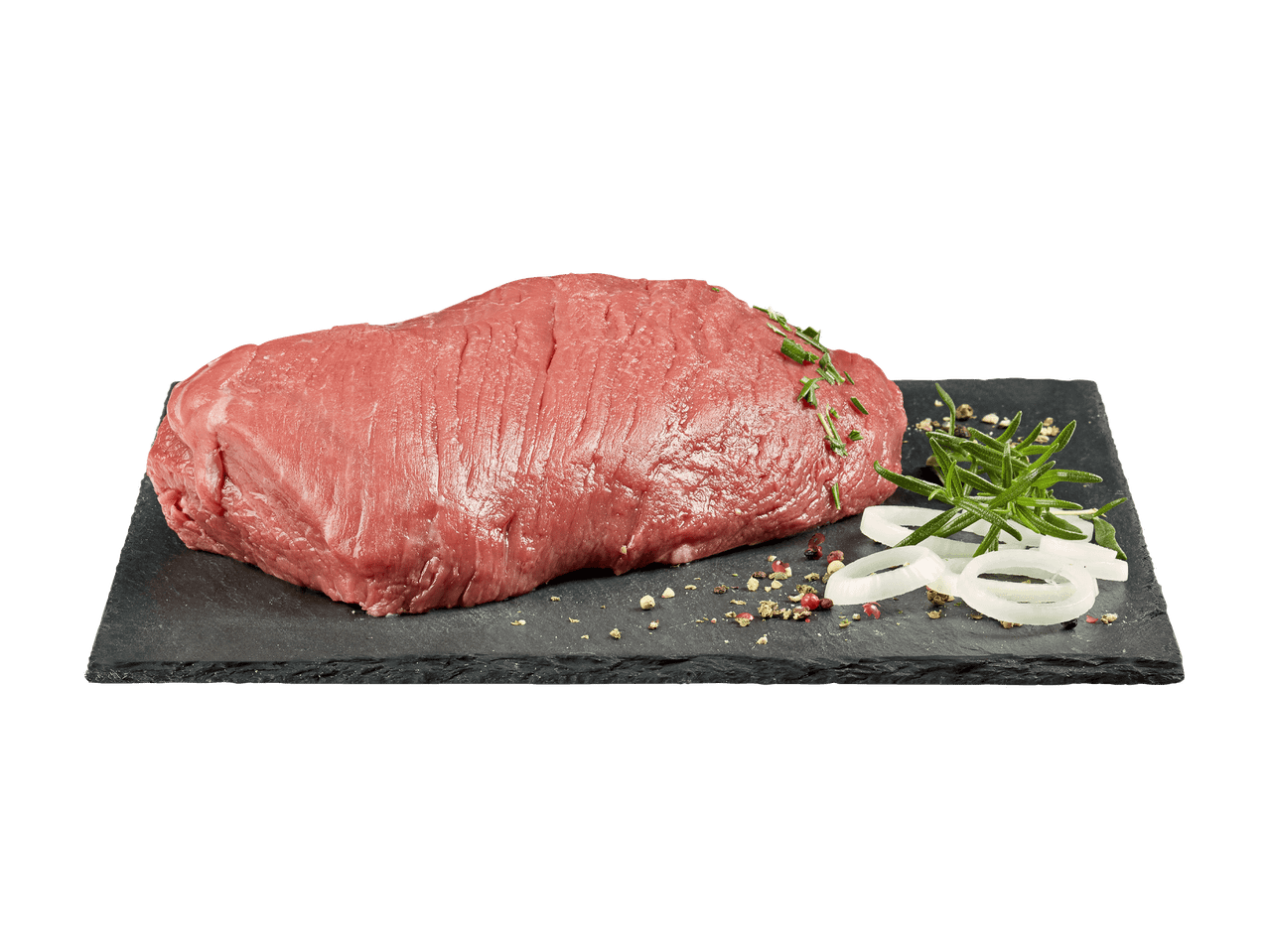 Stück rohes Fleisch mit Rosmarin, Zwiebeln und Gewürzen auf einem Schieferbrett.