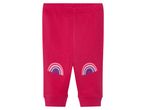 Rózsaszín gyermek leggings szivárvány mintával a térdeken.