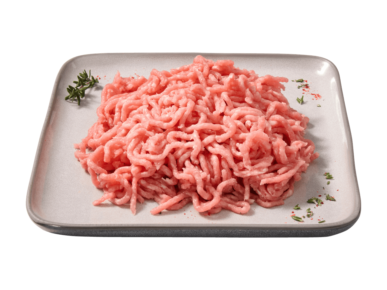 Rohes Hackfleisch auf einer Platte, garniert mit Kräutern und Gewürzen.