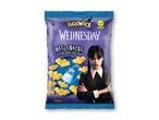 En pose Halloween Wednesday Bat Snacks med et billede af Wednesday Addams og flagermusformede chips.