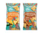 To poser majssnacks, en med krydret ostesmag og en med kanelsmag, begge mærket 'popped, ikke stegt' og 100g.