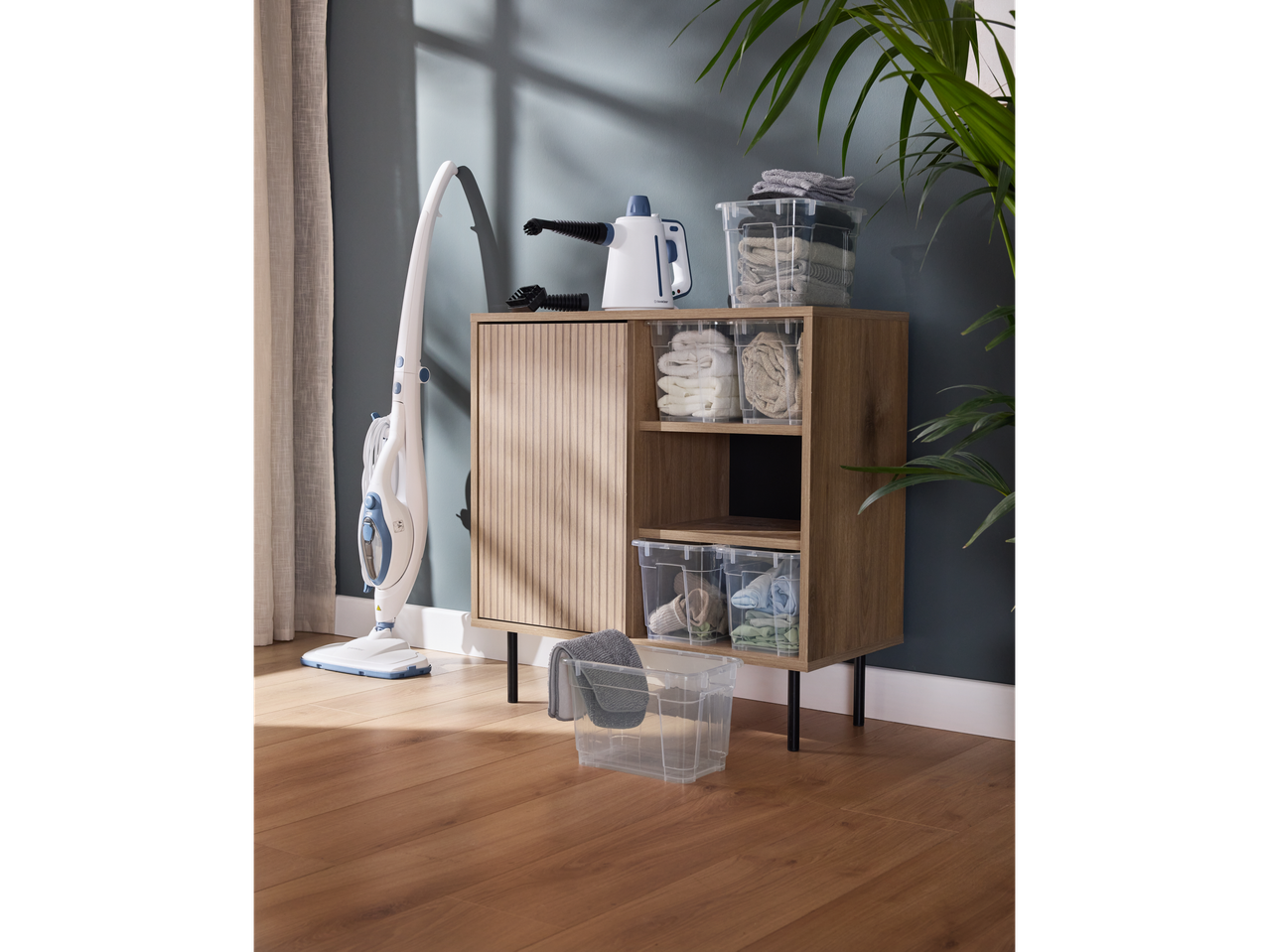 Aspirator cu abur 2 în 1 Silvercrest® și aparat de călcat cu abur portabil într-o spălătorie modernă.