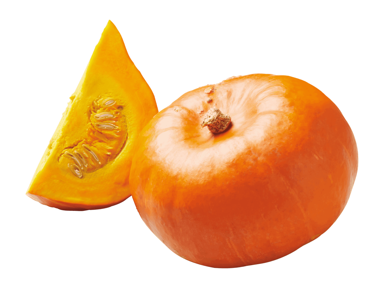 Kokonainen ja lohkottu oranssi kurpitsa mustalla taustalla.